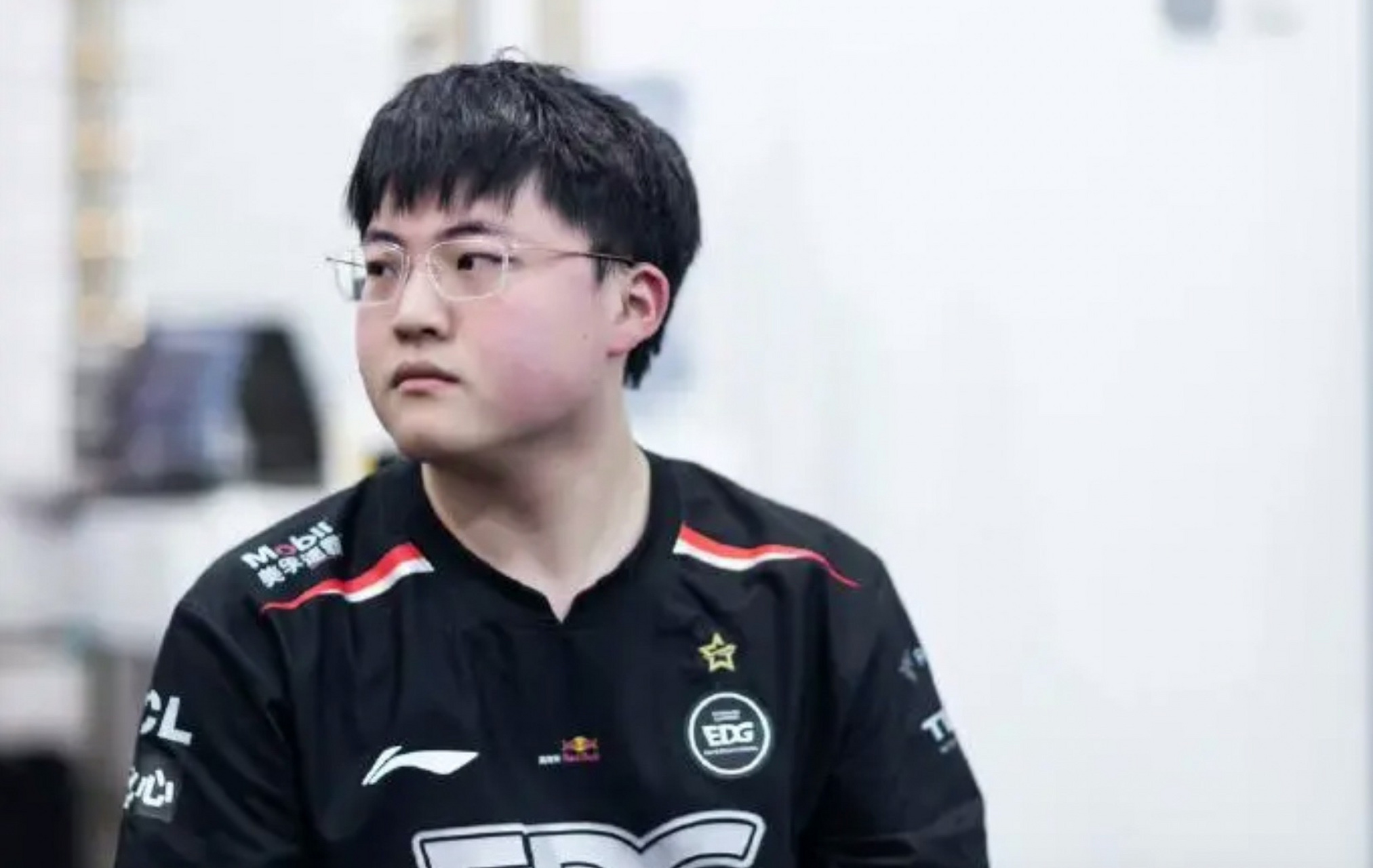 1JJ-关于Uzi在利物浦比赛中锐不可当,表现优异引发热议!全场沸腾不已的信息